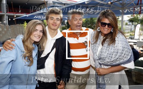 Huizen 14 juli 2024
Presenatie magazine van Nicole des Bouvrie .Emile Ratelband met zijn kinderen