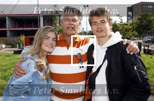 Huizen 14 juli 2024
Presenatie magazine van Nicole des Bouvrie . Emile Ratelband kwam met zijn zoon en dochters. Emile liep weer op blote voeten