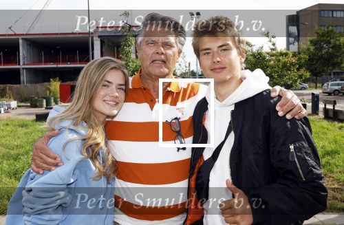 Huizen 14 juli 2024
Presenatie magazine van Nicole des Bouvrie . Emile Ratelband kwam met zijn zoon en dochters. Emile liep weer op blote voeten