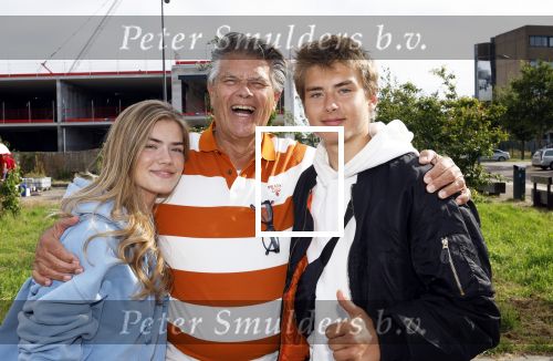 Huizen 14 juli 2024
Presenatie magazine van Nicole des Bouvrie . Emile Ratelband kwam met zijn zoon en dochters. Emile liep weer op blote voeten