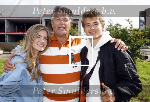 Huizen 14 juli 2024
Presenatie magazine van Nicole des Bouvrie . Emile Ratelband kwam met zijn zoon en dochters. Emile liep weer op blote voeten
