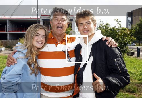 Huizen 14 juli 2024
Presenatie magazine van Nicole des Bouvrie . Emile Ratelband kwam met zijn zoon en dochters. Emile liep weer op blote voeten