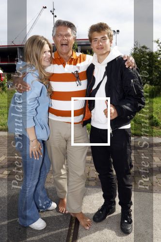 Huizen 14 juli 2024
Presenatie magazine van Nicole des Bouvrie . Emile Ratelband kwam met zijn zoon en dochters. Emile liep weer op blote voeten