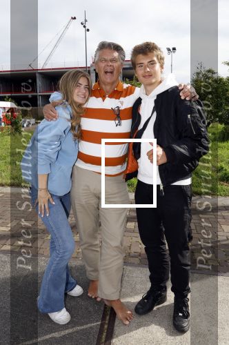 Huizen 14 juli 2024
Presenatie magazine van Nicole des Bouvrie . Emile Ratelband kwam met zijn zoon en dochters. Emile liep weer op blote voeten