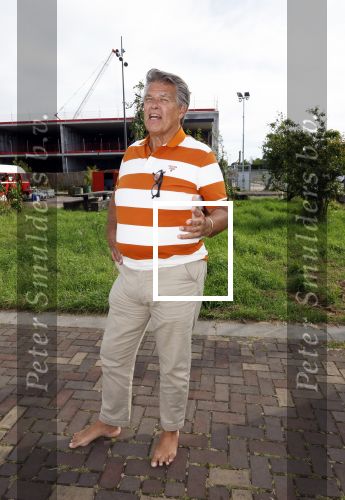 Huizen 14 juli 2024
Presenatie magazine van Nicole des Bouvrie . Emile Ratelband kwam met zijn zoon en dochters. Emile liep weer op blote voeten
