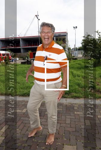 Huizen 14 juli 2024
Presenatie magazine van Nicole des Bouvrie . Emile Ratelband kwam met zijn zoon en dochters. Emile liep weer op blote voeten
