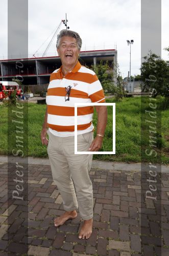 Huizen 14 juli 2024
Presenatie magazine van Nicole des Bouvrie . Emile Ratelband kwam met zijn zoon en dochters. Emile liep weer op blote voeten