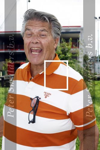 Huizen 14 juli 2024
Presenatie magazine van Nicole des Bouvrie . Emile Ratelband kwam met zijn zoon en dochters. Emile liep weer op blote voeten