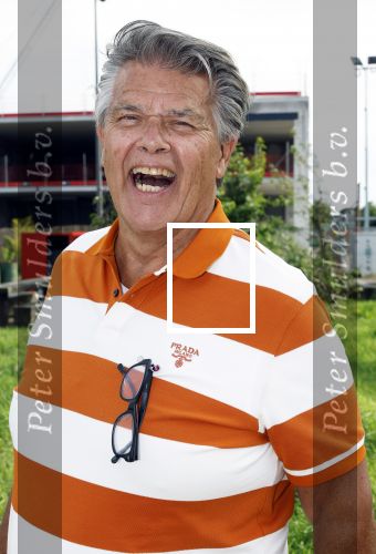 Huizen 14 juli 2024
Presenatie magazine van Nicole des Bouvrie . Emile Ratelband kwam met zijn zoon en dochters. Emile liep weer op blote voeten