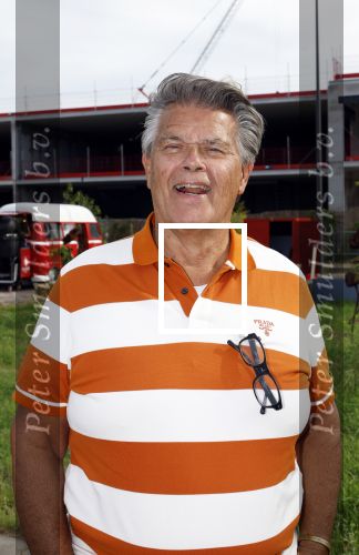 Huizen 14 juli 2024
Presenatie magazine van Nicole des Bouvrie . Emile Ratelband kwam met zijn zoon en dochters. Emile liep weer op blote voeten