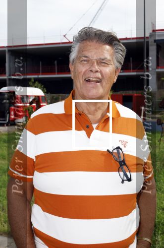 Huizen 14 juli 2024
Presenatie magazine van Nicole des Bouvrie . Emile Ratelband kwam met zijn zoon en dochters. Emile liep weer op blote voeten