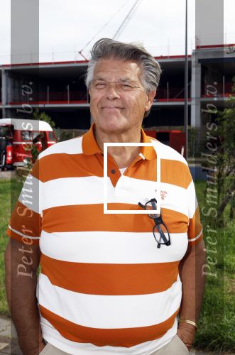 Huizen 14 juli 2024
Presenatie magazine van Nicole des Bouvrie . Emile Ratelband kwam met zijn zoon en dochters. Emile liep weer op blote voeten
