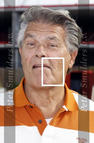 Huizen 14 juli 2024
Presenatie magazine van Nicole des Bouvrie . Emile Ratelband kwam met zijn zoon en dochters. Emile liep weer op blote voeten