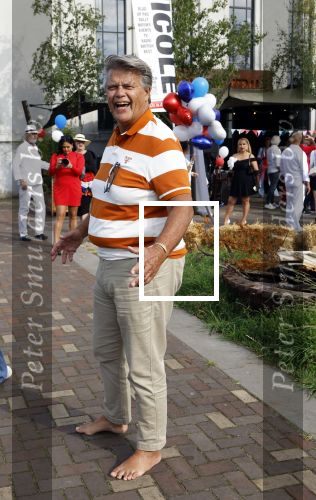 Huizen 14 juli 2024
Presenatie magazine van Nicole des Bouvrie . Emile Ratelband kwam met zijn zoon en dochters. Emile liep weer op blote voeten