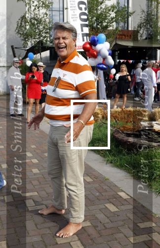 Huizen 14 juli 2024
Presenatie magazine van Nicole des Bouvrie . Emile Ratelband kwam met zijn zoon en dochters. Emile liep weer op blote voeten