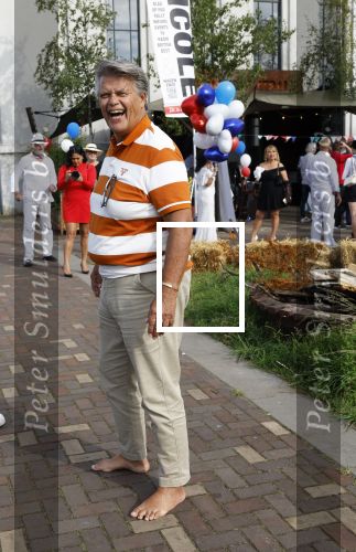 Huizen 14 juli 2024
Presenatie magazine van Nicole des Bouvrie . Emile Ratelband kwam met zijn zoon en dochters. Emile liep weer op blote voeten