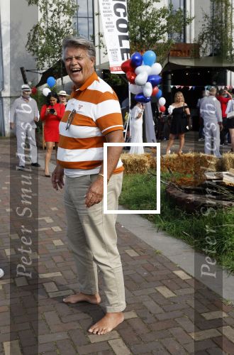 Huizen 14 juli 2024
Presenatie magazine van Nicole des Bouvrie . Emile Ratelband kwam met zijn zoon en dochters. Emile liep weer op blote voeten