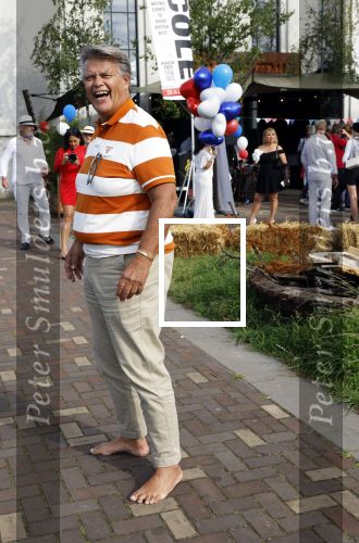Huizen 14 juli 2024
Presenatie magazine van Nicole des Bouvrie . Emile Ratelband kwam met zijn zoon en dochters. Emile liep weer op blote voeten