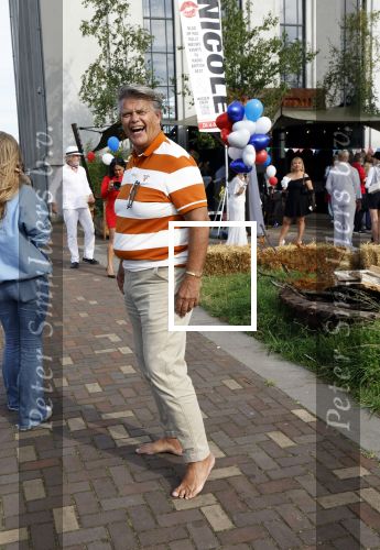 Huizen 14 juli 2024
Presenatie magazine van Nicole des Bouvrie . Emile Ratelband kwam met zijn zoon en dochters. Emile liep weer op blote voeten