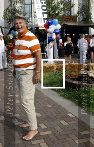 Huizen 14 juli 2024
Presenatie magazine van Nicole des Bouvrie . Emile Ratelband kwam met zijn zoon en dochters. Emile liep weer op blote voeten