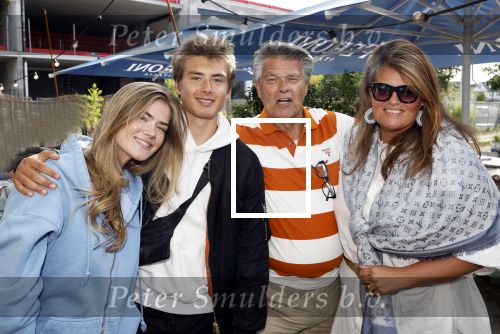 Huizen 14 juli 2024
Presenatie magazine van Nicole des Bouvrie . Emile Ratelband kwam met zijn zoon en dochters. Emile liep weer op blote voeten