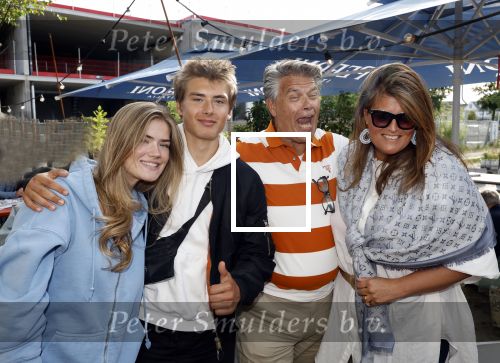 Huizen 14 juli 2024
Presenatie magazine van Nicole des Bouvrie . Emile Ratelband kwam met zijn zoon en dochters. Emile liep weer op blote voeten