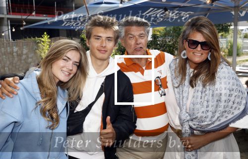 Huizen 14 juli 2024
Presenatie magazine van Nicole des Bouvrie . Emile Ratelband kwam met zijn zoon en dochters. Emile liep weer op blote voeten