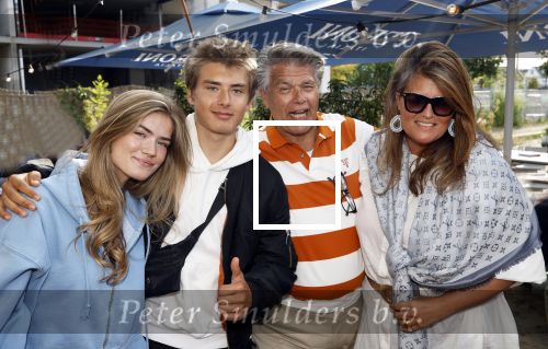 Huizen 14 juli 2024
Presenatie magazine van Nicole des Bouvrie . Emile Ratelband kwam met zijn zoon en dochters. Emile liep weer op blote voeten