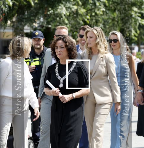 Amsterdam 15 juli 2024
Herdenkingsmonument Peter R. de Vries onthuld in Amsterdam Het kunstwerk bestaat uit twee bronzen handen die in elkaar grijpen en is gemaakt door kunstenares Rini Hurkmans. Burgemeester Femke Halsema en Kelly de Vries spreken tijdens de onthulling van het monument. Humbert Tan presenteert het . Ook zijn vrouw Jaqueline de Vries zoon Royce de Vries (met vrouw ) en Kelly de Vries (met partner) waren natuurlijk aanwezig .