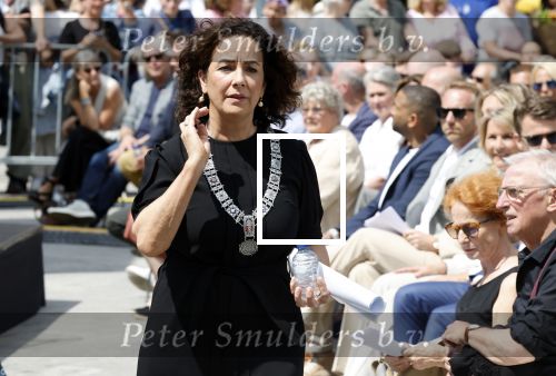 Amsterdam 15 juli 2024
Herdenkingsmonument Peter R. de Vries onthuld in Amsterdam Het kunstwerk bestaat uit twee bronzen handen die in elkaar grijpen en is gemaakt door kunstenares Rini Hurkmans. Burgemeester Femke Halsema en Kelly de Vries spreken tijdens de onthulling van het monument. Humbert Tan presenteert het . Ook zijn vrouw Jaqueline de Vries zoon Royce de Vries (met vrouw ) en Kelly de Vries (met partner) waren natuurlijk aanwezig .