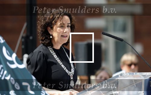 Amsterdam 15 juli 2024
Herdenkingsmonument Peter R. de Vries onthuld in Amsterdam Het kunstwerk bestaat uit twee bronzen handen die in elkaar grijpen en is gemaakt door kunstenares Rini Hurkmans. Burgemeester Femke Halsema en Kelly de Vries spreken tijdens de onthulling van het monument. Humbert Tan presenteert het . Ook zijn vrouw Jaqueline de Vries zoon Royce de Vries (met vrouw ) en Kelly de Vries (met partner) waren natuurlijk aanwezig .