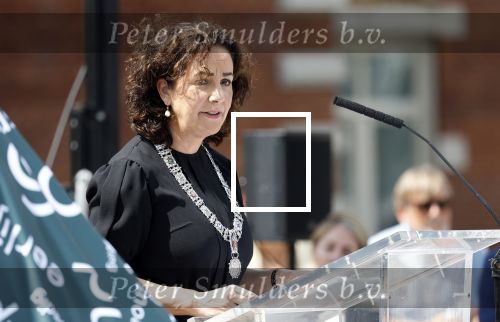 Amsterdam 15 juli 2024
Herdenkingsmonument Peter R. de Vries onthuld in Amsterdam Het kunstwerk bestaat uit twee bronzen handen die in elkaar grijpen en is gemaakt door kunstenares Rini Hurkmans. Burgemeester Femke Halsema en Kelly de Vries spreken tijdens de onthulling van het monument. Humbert Tan presenteert het . Ook zijn vrouw Jaqueline de Vries zoon Royce de Vries (met vrouw ) en Kelly de Vries (met partner) waren natuurlijk aanwezig .