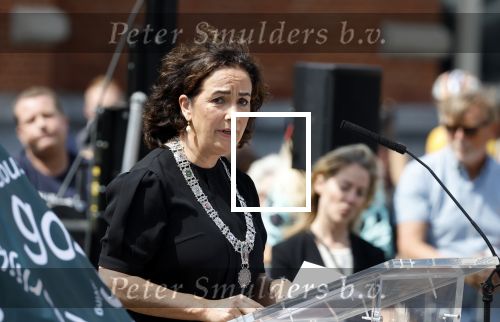 Amsterdam 15 juli 2024
Herdenkingsmonument Peter R. de Vries onthuld in Amsterdam Het kunstwerk bestaat uit twee bronzen handen die in elkaar grijpen en is gemaakt door kunstenares Rini Hurkmans. Burgemeester Femke Halsema en Kelly de Vries spreken tijdens de onthulling van het monument. Humbert Tan presenteert het . Ook zijn vrouw Jaqueline de Vries zoon Royce de Vries (met vrouw ) en Kelly de Vries (met partner) waren natuurlijk aanwezig .