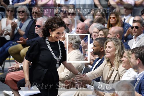 Amsterdam 15 juli 2024
Herdenkingsmonument Peter R. de Vries onthuld in Amsterdam Het kunstwerk bestaat uit twee bronzen handen die in elkaar grijpen en is gemaakt door kunstenares Rini Hurkmans. Burgemeester Femke Halsema en Kelly de Vries spreken tijdens de onthulling van het monument. Humbert Tan presenteert het . Ook zijn vrouw Jaqueline de Vries zoon Royce de Vries (met vrouw ) en Kelly de Vries (met partner) waren natuurlijk aanwezig .