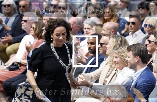 Amsterdam 15 juli 2024
Herdenkingsmonument Peter R. de Vries onthuld in Amsterdam Het kunstwerk bestaat uit twee bronzen handen die in elkaar grijpen en is gemaakt door kunstenares Rini Hurkmans. Burgemeester Femke Halsema en Kelly de Vries spreken tijdens de onthulling van het monument. Humbert Tan presenteert het . Ook zijn vrouw Jaqueline de Vries zoon Royce de Vries (met vrouw ) en Kelly de Vries (met partner) waren natuurlijk aanwezig .