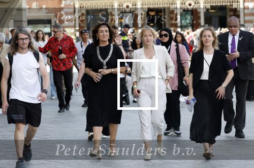 Amsterdam 15 juli 2024
Herdenkingsmonument Peter R. de Vries onthuld in Amsterdam Het kunstwerk bestaat uit twee bronzen handen die in elkaar grijpen en is gemaakt door kunstenares Rini Hurkmans. Burgemeester Femke Halsema en Kelly de Vries spreken tijdens de onthulling van het monument. Humbert Tan presenteert het . Ook zijn vrouw Jaqueline de Vries zoon Royce de Vries (met vrouw ) en Kelly de Vries (met partner) waren natuurlijk aanwezig .