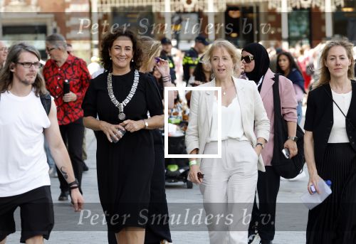 Amsterdam 15 juli 2024
Herdenkingsmonument Peter R. de Vries onthuld in Amsterdam Het kunstwerk bestaat uit twee bronzen handen die in elkaar grijpen en is gemaakt door kunstenares Rini Hurkmans. Burgemeester Femke Halsema en Kelly de Vries spreken tijdens de onthulling van het monument. Humbert Tan presenteert het . Ook zijn vrouw Jaqueline de Vries zoon Royce de Vries (met vrouw ) en Kelly de Vries (met partner) waren natuurlijk aanwezig .