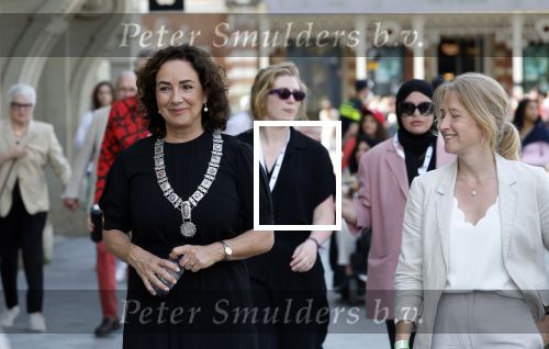 Amsterdam 15 juli 2024
Herdenkingsmonument Peter R. de Vries onthuld in Amsterdam Het kunstwerk bestaat uit twee bronzen handen die in elkaar grijpen en is gemaakt door kunstenares Rini Hurkmans. Burgemeester Femke Halsema en Kelly de Vries spreken tijdens de onthulling van het monument. Humbert Tan presenteert het . Ook zijn vrouw Jaqueline de Vries zoon Royce de Vries (met vrouw ) en Kelly de Vries (met partner) waren natuurlijk aanwezig .