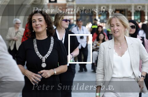 Amsterdam 15 juli 2024
Herdenkingsmonument Peter R. de Vries onthuld in Amsterdam Het kunstwerk bestaat uit twee bronzen handen die in elkaar grijpen en is gemaakt door kunstenares Rini Hurkmans. Burgemeester Femke Halsema en Kelly de Vries spreken tijdens de onthulling van het monument. Humbert Tan presenteert het . Ook zijn vrouw Jaqueline de Vries zoon Royce de Vries (met vrouw ) en Kelly de Vries (met partner) waren natuurlijk aanwezig .