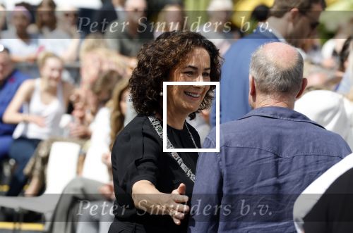 Amsterdam 15 juli 2024
Herdenkingsmonument Peter R. de Vries onthuld in Amsterdam Het kunstwerk bestaat uit twee bronzen handen die in elkaar grijpen en is gemaakt door kunstenares Rini Hurkmans. Burgemeester Femke Halsema en Kelly de Vries spreken tijdens de onthulling van het monument. Humbert Tan presenteert het . Ook zijn vrouw Jaqueline de Vries zoon Royce de Vries (met vrouw ) en Kelly de Vries (met partner) waren natuurlijk aanwezig .