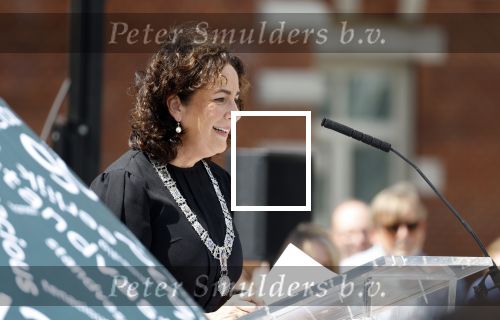 Amsterdam 15 juli 2024
Herdenkingsmonument Peter R. de Vries onthuld in Amsterdam Het kunstwerk bestaat uit twee bronzen handen die in elkaar grijpen en is gemaakt door kunstenares Rini Hurkmans. Burgemeester Femke Halsema en Kelly de Vries spreken tijdens de onthulling van het monument. Humbert Tan presenteert het . Ook zijn vrouw Jaqueline de Vries zoon Royce de Vries (met vrouw ) en Kelly de Vries (met partner) waren natuurlijk aanwezig .
