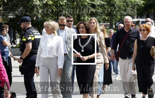 Amsterdam 15 juli 2024
Herdenkingsmonument Peter R. de Vries onthuld in Amsterdam Het kunstwerk bestaat uit twee bronzen handen die in elkaar grijpen en is gemaakt door kunstenares Rini Hurkmans. Burgemeester Femke Halsema en Kelly de Vries spreken tijdens de onthulling van het monument. Humbert Tan presenteert het . Ook zijn vrouw Jaqueline de Vries zoon Royce de Vries (met vrouw ) en Kelly de Vries (met partner) waren natuurlijk aanwezig .