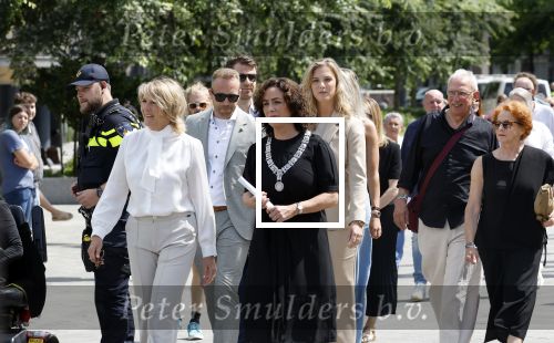 Amsterdam 15 juli 2024
Herdenkingsmonument Peter R. de Vries onthuld in Amsterdam Het kunstwerk bestaat uit twee bronzen handen die in elkaar grijpen en is gemaakt door kunstenares Rini Hurkmans. Burgemeester Femke Halsema en Kelly de Vries spreken tijdens de onthulling van het monument. Humbert Tan presenteert het . Ook zijn vrouw Jaqueline de Vries zoon Royce de Vries (met vrouw ) en Kelly de Vries (met partner) waren natuurlijk aanwezig .