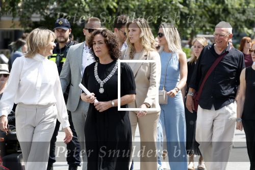 Amsterdam 15 juli 2024
Herdenkingsmonument Peter R. de Vries onthuld in Amsterdam Het kunstwerk bestaat uit twee bronzen handen die in elkaar grijpen en is gemaakt door kunstenares Rini Hurkmans. Burgemeester Femke Halsema en Kelly de Vries spreken tijdens de onthulling van het monument. Humbert Tan presenteert het . Ook zijn vrouw Jaqueline de Vries zoon Royce de Vries (met vrouw ) en Kelly de Vries (met partner) waren natuurlijk aanwezig .