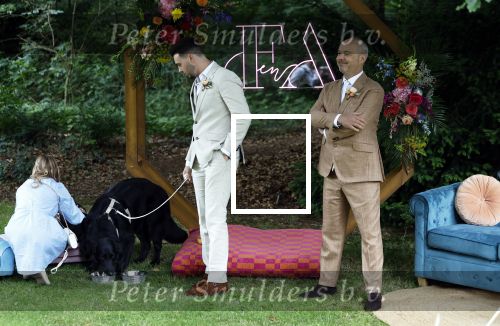 Arnhem 7 juli 2024
Annemarie Bruning en Frits Maeijer trouwen . Hun honden moeder en zoon zijn de getuigen . Marlayne Sahupala in de BAB en zingt verschillende liedjes .