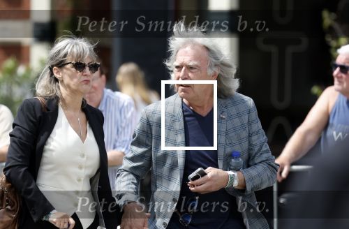 Amsterdam 15 juli 2024
Herdenkingsmonument Peter R. de Vries onthuld in Amsterdam Het kunstwerk bestaat uit twee bronzen handen die in elkaar grijpen en is gemaakt door kunstenares Rini Hurkmans. Burgemeester Femke Halsema en Kelly de Vries spreken tijdens de onthulling van het monument. Humbert Tan presenteert het . Ook zijn vrouw Jaqueline de Vries zoon Royce de Vries (met vrouw ) en Kelly de Vries (met partner) waren natuurlijk aanwezig . Govert de Roos met zijn vriendin