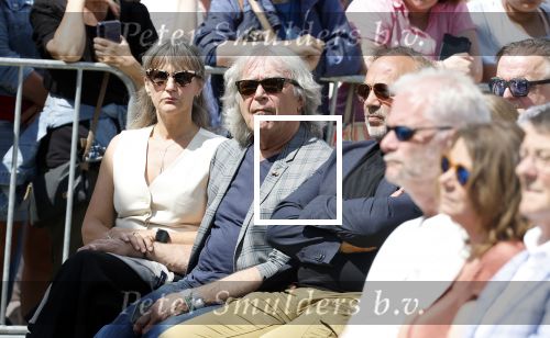 Amsterdam 15 juli 2024
Herdenkingsmonument Peter R. de Vries onthuld in Amsterdam Het kunstwerk bestaat uit twee bronzen handen die in elkaar grijpen en is gemaakt door kunstenares Rini Hurkmans. Burgemeester Femke Halsema en Kelly de Vries spreken tijdens de onthulling van het monument. Humbert Tan presenteert het . Ook zijn vrouw Jaqueline de Vries zoon Royce de Vries (met vrouw ) en Kelly de Vries (met partner) waren natuurlijk aanwezig . Govert de Roos met zijn vriendin