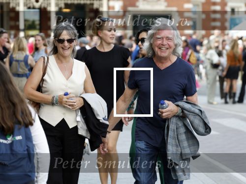 Amsterdam 15 juli 2024
Herdenkingsmonument Peter R. de Vries onthuld in Amsterdam Het kunstwerk bestaat uit twee bronzen handen die in elkaar grijpen en is gemaakt door kunstenares Rini Hurkmans. Burgemeester Femke Halsema en Kelly de Vries spreken tijdens de onthulling van het monument. Humbert Tan presenteert het . Ook zijn vrouw Jaqueline de Vries zoon Royce de Vries (met vrouw ) en Kelly de Vries (met partner) waren natuurlijk aanwezig . Govert de Roos met zijn vriendin