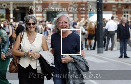Amsterdam 15 juli 2024
Herdenkingsmonument Peter R. de Vries onthuld in Amsterdam Het kunstwerk bestaat uit twee bronzen handen die in elkaar grijpen en is gemaakt door kunstenares Rini Hurkmans. Burgemeester Femke Halsema en Kelly de Vries spreken tijdens de onthulling van het monument. Humbert Tan presenteert het . Ook zijn vrouw Jaqueline de Vries zoon Royce de Vries (met vrouw ) en Kelly de Vries (met partner) waren natuurlijk aanwezig . Govert de Roos met zijn vriendin