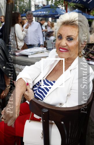 Huizen 14 juli 2024
Presenatie magazine van Nicole des Bouvrie . Hanny Veerkamp kwam met haar man en zoon.